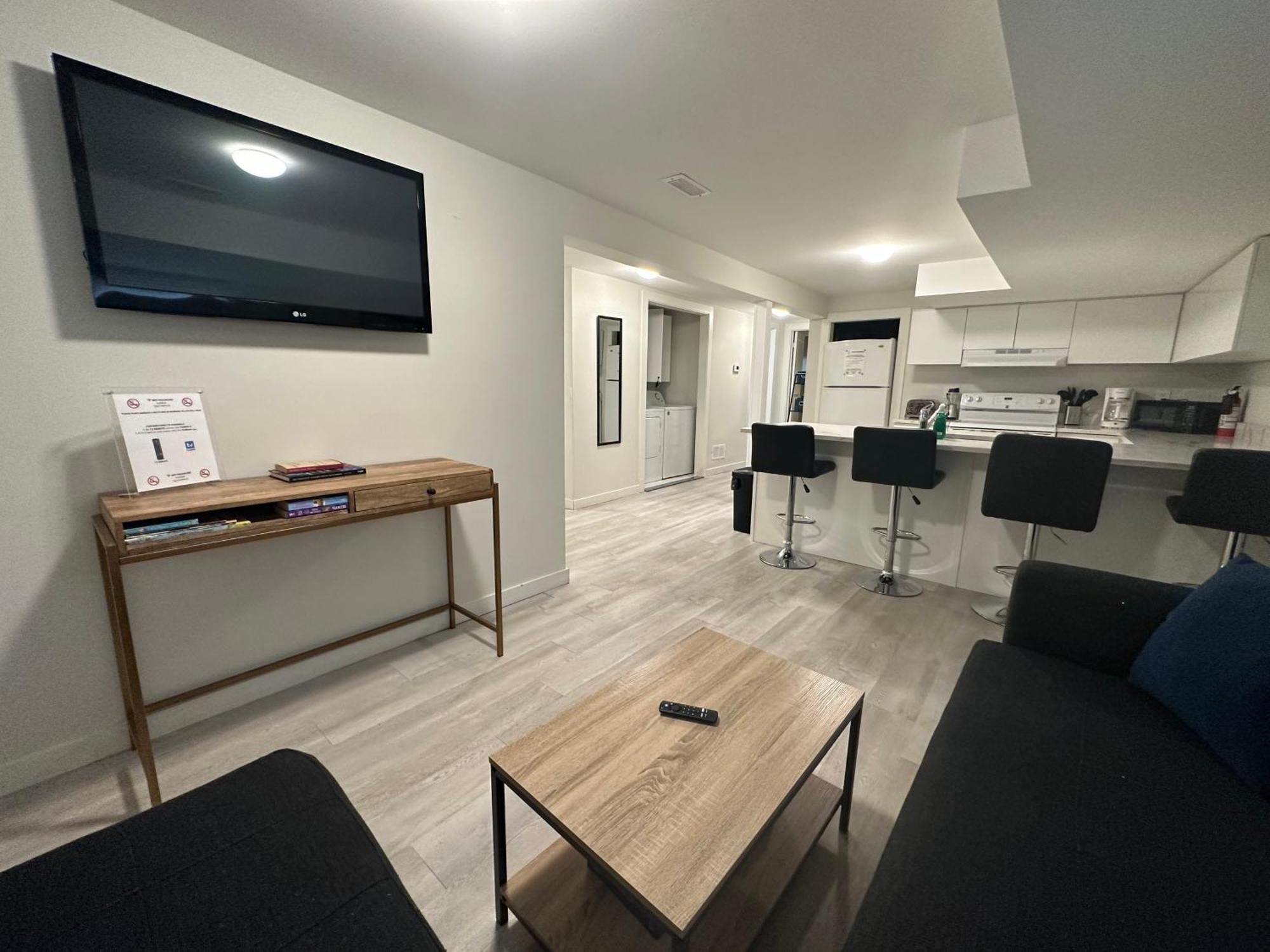Comfy 2 Bedroom Near The Beach! Pickering Dış mekan fotoğraf