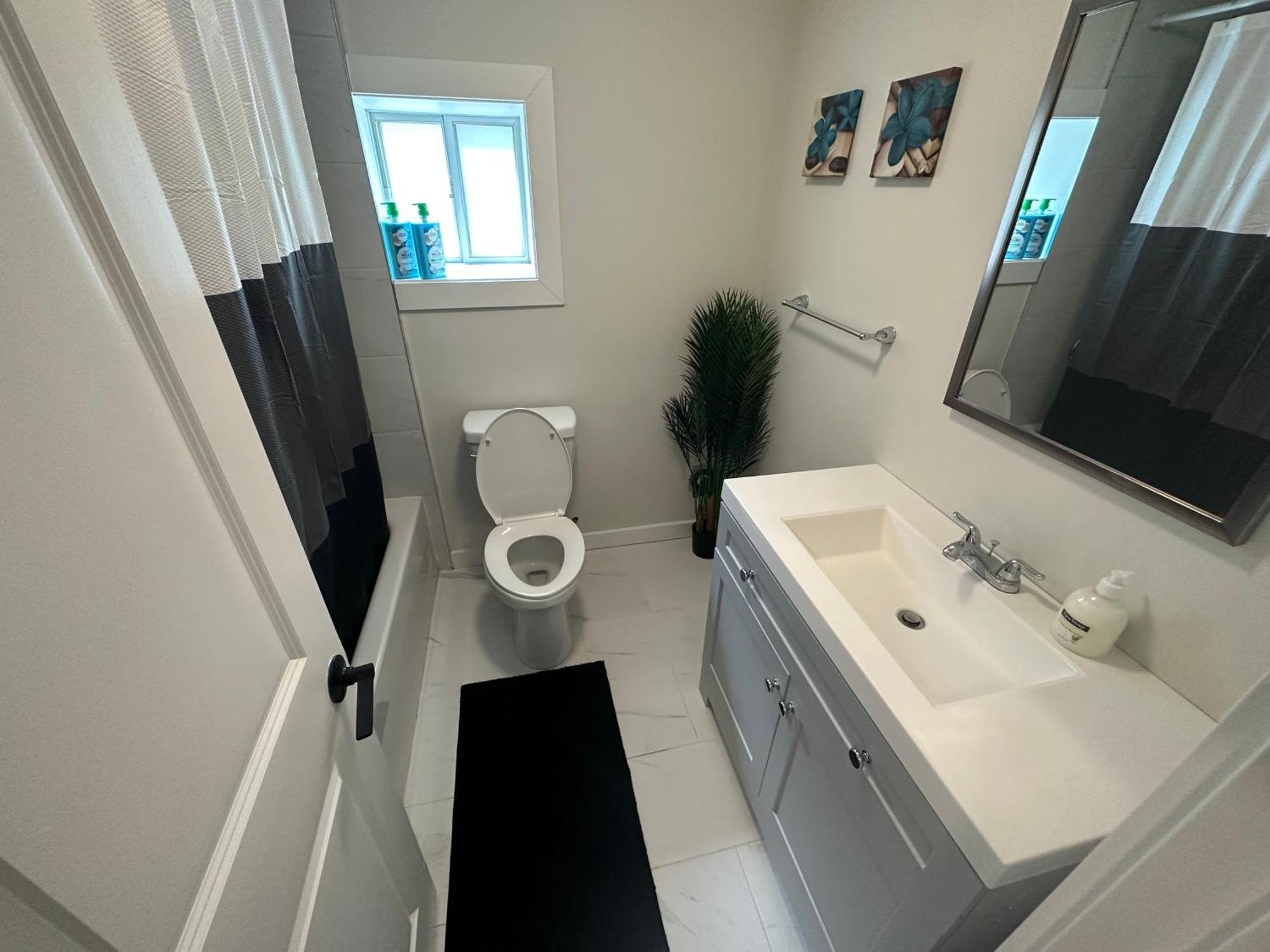 Comfy 2 Bedroom Near The Beach! Pickering Dış mekan fotoğraf